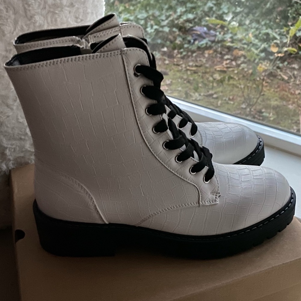 WHITE CROCO BOOTS SGR-KAEDY SZ 9 NWT by SUGAR